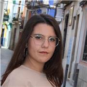 Estudiante que le gusta ayudar a niños/as